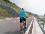 Ciclista avanzando lentamente